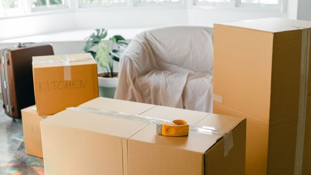 空き家の残置物を確認するイメージ