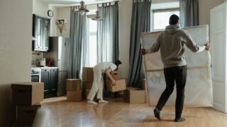 空き家の残置物撤去費用を確認するイメージ