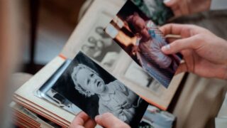 アルバムのデジタル化｜古い写真をデータで残す方法と業者の選び方