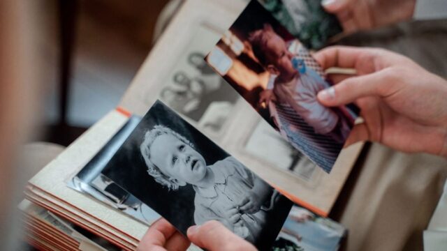 アルバムのデジタル化｜古い写真をデータで残す方法と業者の選び方