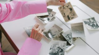 アルバムの整理方法｜大量の写真を減らすコツとデータ化・処分の手順
