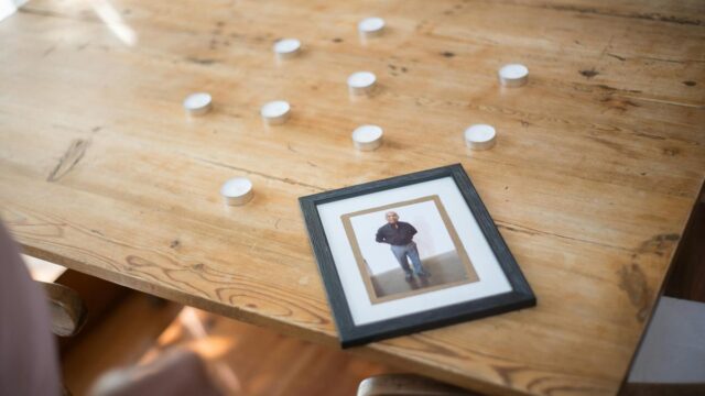 遺影写真の選び方｜故人らしい一枚を選ぶポイントとサイズ・準備
