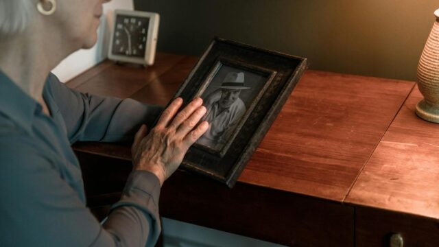 遺影写真の加工｜選び方・服装やサイズの調整・自分で作る方法を解説