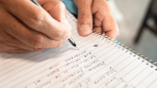 エンディングノートの書き方の例｜項目別の記入例と書くコツ