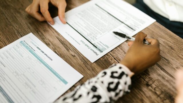 亡くなった人の銀行口座凍結の解除方法｜相続手続きの流れと必要書類