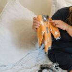 初マタの出産準備は何から始める?買うもの・やることの順番 初マタが出産準備品を確認するイメージ