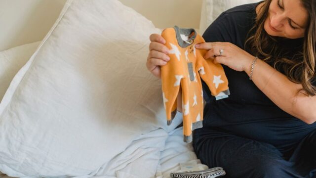 初マタが出産準備品を確認するイメージ