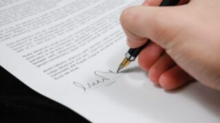 遺品整理の同意書を確認するイメージ