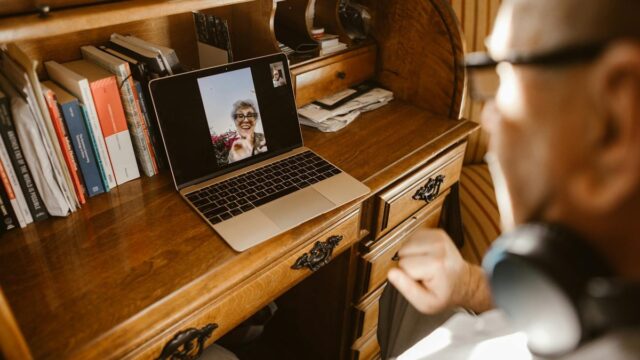 遠方の実家の遺品整理｜通えないときの進め方・業者の使い方と費用