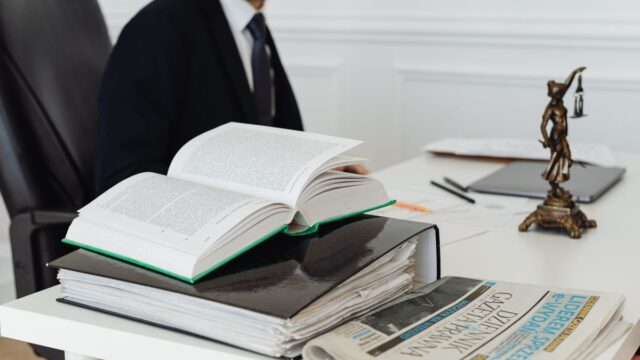 遺品整理に関わる法律｜相続・所有権・廃棄物処理・個人情報の注意点