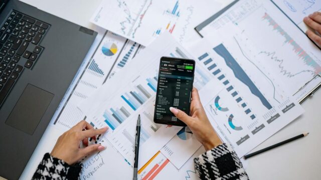 遺品整理のスマホの扱い｜データ・連絡先の確認と解約・処分の方法