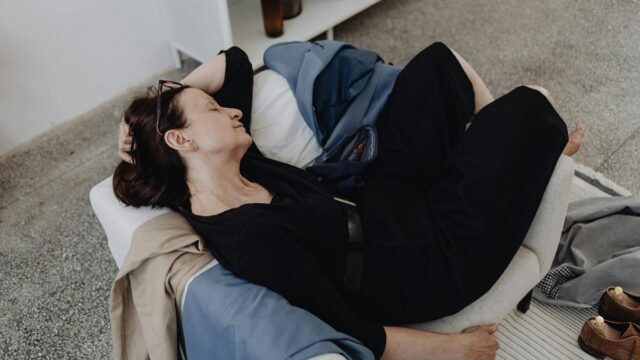 遺品整理が疲れる原因と対処法｜心と体の負担を減らして進めるコツ