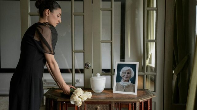 遺骨を自宅で保管してもいい？手元供養の方法・期間・注意点を解説