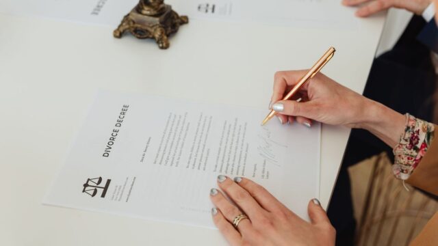 遺産分割協議書を司法書士に頼む費用は？相場と安くする方法