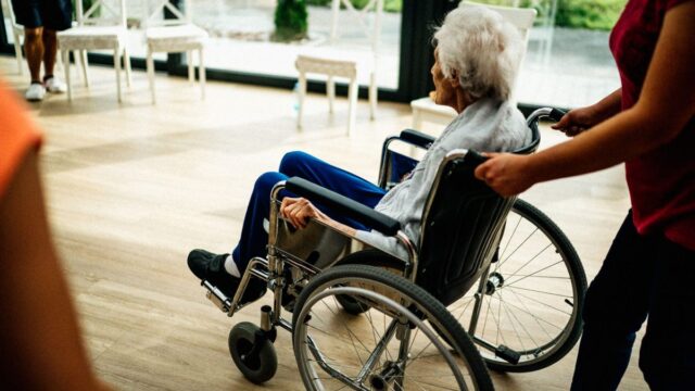 介護施設の費用を種類別に比較｜特養・老健の月額相場と抑える制度