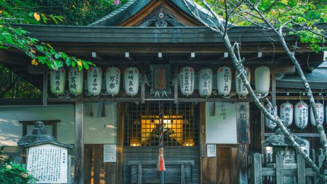 神棚の処分方法｜お焚き上げ・神社への返納の手順と費用・注意点