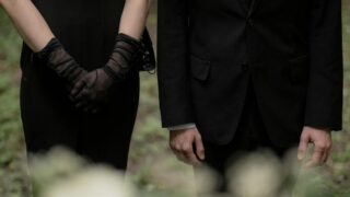 家族葬の服装｜遺族・参列者の喪服マナーと平服の正しい意味