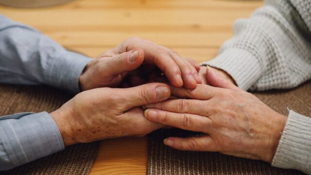 親が孤独死したら｜発見後にやる手続きと防ぐための備え・相談先