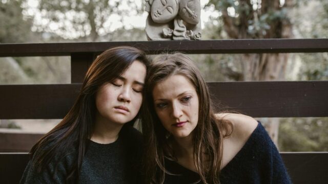 大切な人を亡くした後の心のケア｜悲しみと向き合う方法と相談先