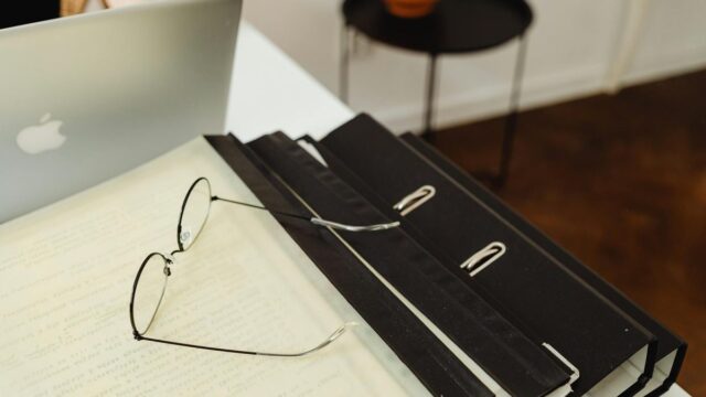 オフィスの片付け方｜デスク・書類・備品を効率よく整理するコツ