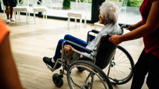 老人ホームの費用相場｜種類別の月額・入居一時金と抑える制度