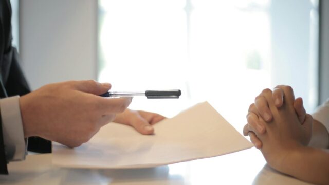 死亡保険金の受け取り方法｜請求の流れ・必要書類・期限と税金
