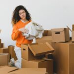 相続放棄を考えながら賃貸の片付けを確認するイメージ