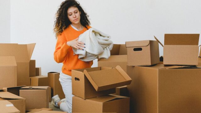 相続放棄を考えながら賃貸の片付けを確認するイメージ