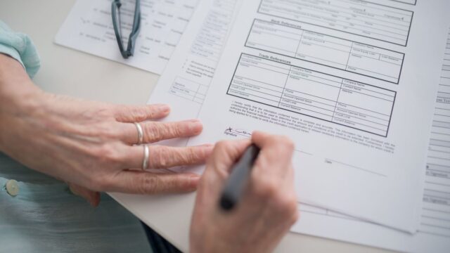 相続放棄の必要書類一覧｜共通書類と続柄別の戸籍・費用と集め方