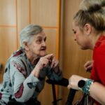 介護拒否の原因と対応策|親が嫌がるときの接し方 caregiver talking elderly person