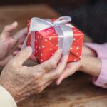 生前の形見分けはあり？｜メリットと進め方・トラブル回避法