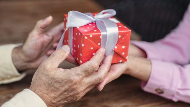 生前の形見分けはあり？｜メリットと進め方・トラブル回避法