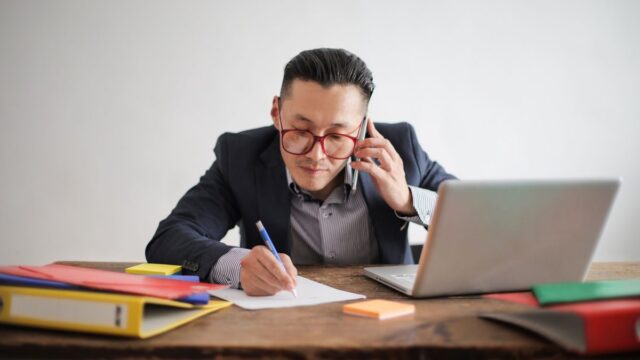 家族葬を会社に連絡する方法｜文例・伝えるべき項目・忌引き申請