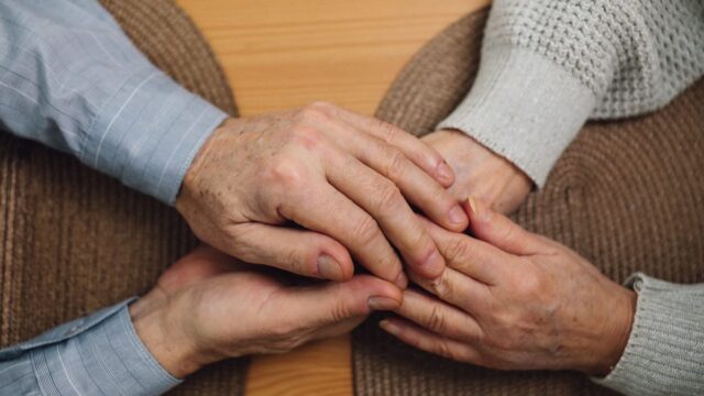 認知症介護のイライラ対処法｜症状理解と接し方のコツ
