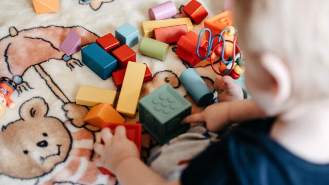 0歳のおもちゃおすすめ｜月齢別の選び方と長く遊べる定番