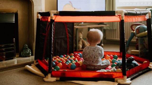 ベビーサークルはいつまで？卒業目安と後悔しない選び方