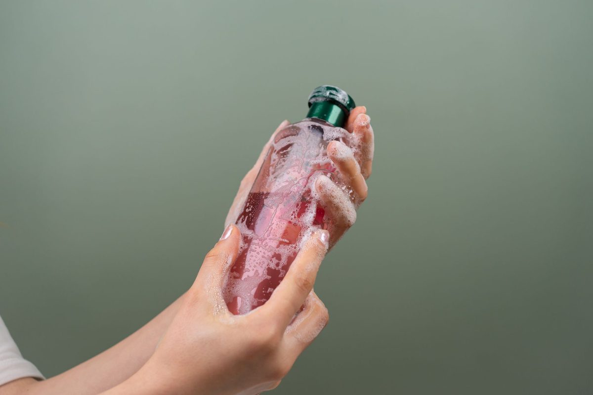 01 結論｜ガラスにはナイロン、プラスチックにはスポンジブラシ