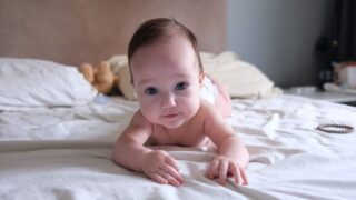 スワドルアップはいつまで使える？卒業の目安と寝返りのサイン