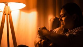 スワドルアップを卒業できない｜段階的な進め方と原因の整理
